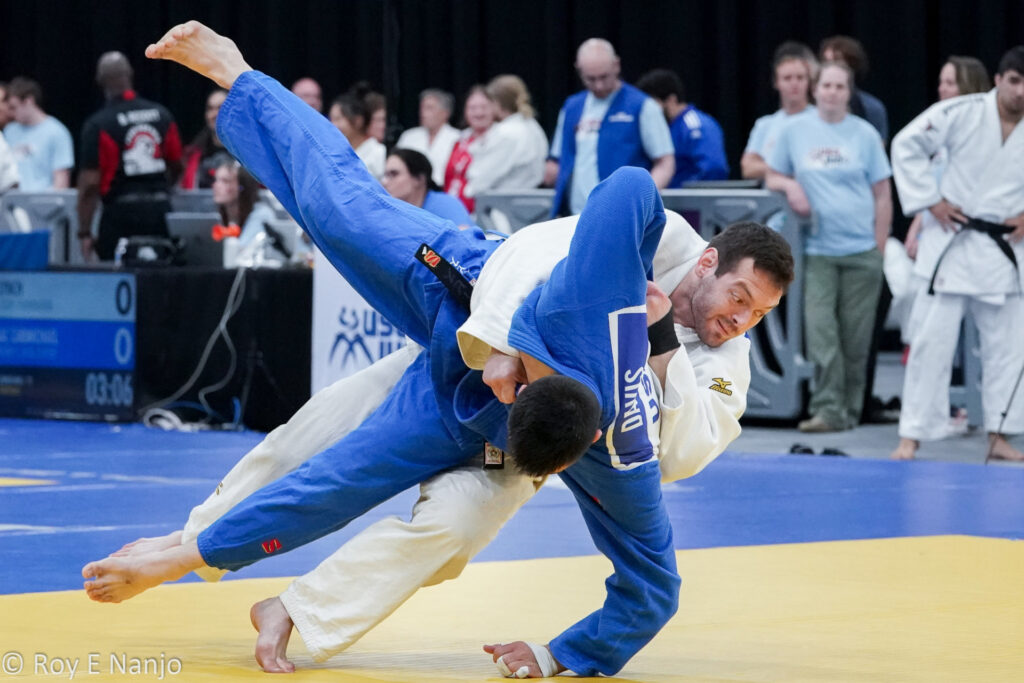 A judoka performs a throw on his opponent.