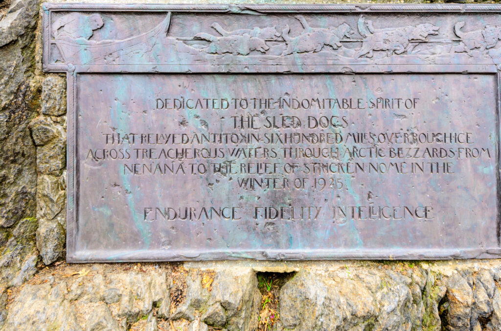 The inscription on the plaque below the statue