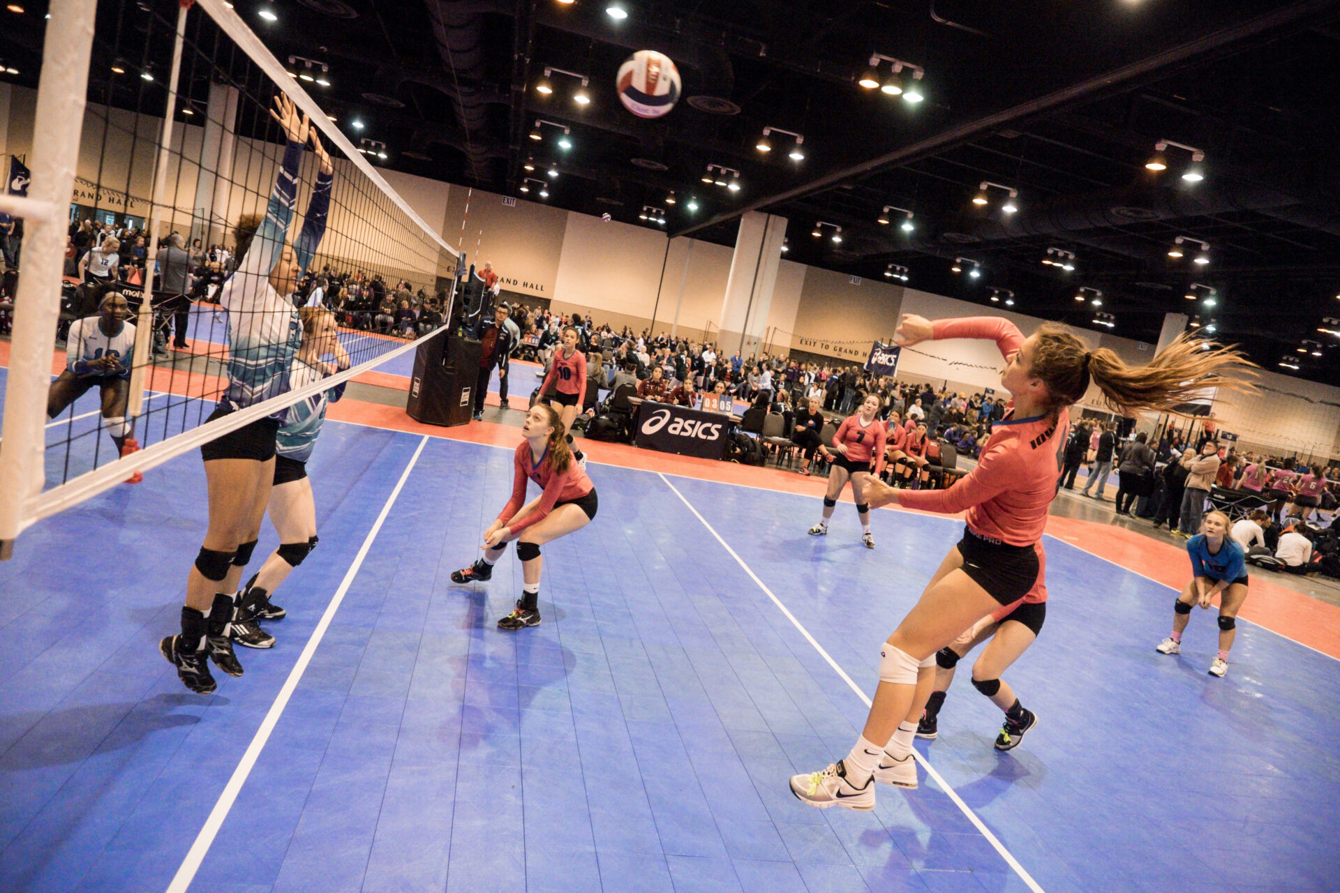 A shot of an indoor volleyball game.